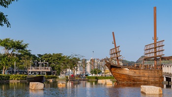Aldrich Bay Park is situated in Sai Wan Ho with a site area of approximately 22,000 m<sup>2</sup>. It is adjacent to the existing Aldrich Bay Promenade and provides the local residents a park with the theme of ‘Fishing Village’. The 1:1 fishing vessel, feature pools, bamboo pavilions and other public amenities make the park a popular location for relaxation and leisure.